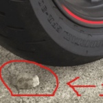 バイクのタイヤ近くに置いてある小石の意味…注意喚起がTwitterで話題に