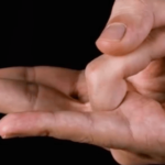 手をこの形にすると起こる効果…手に隠された謎が解明される…