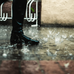雨の日に靴の裏にあることをすると格段に滑りにくくなる…警視庁公式のライフハックが話題に…