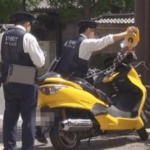 熱中症で倒れた人を助けようとバイク停車…警察官に駐禁を切られる…